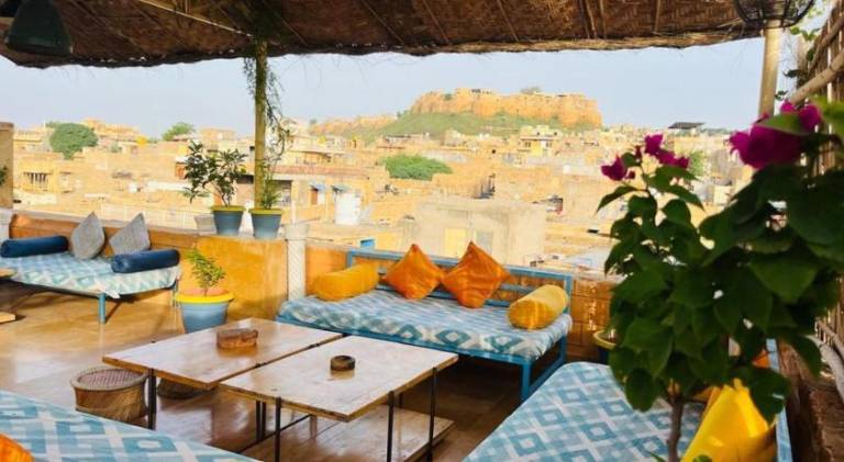 Jaisalmer Hostel Crowd — photo 2