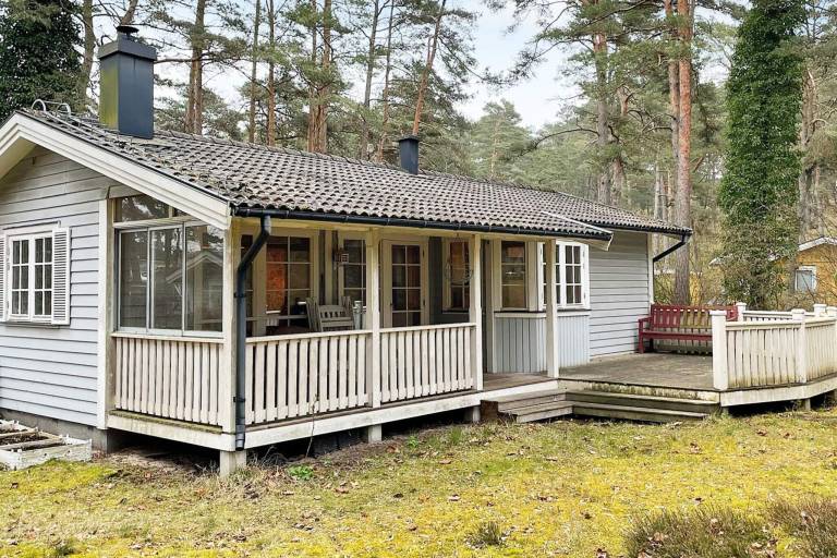 House with patio & yard — photo 3