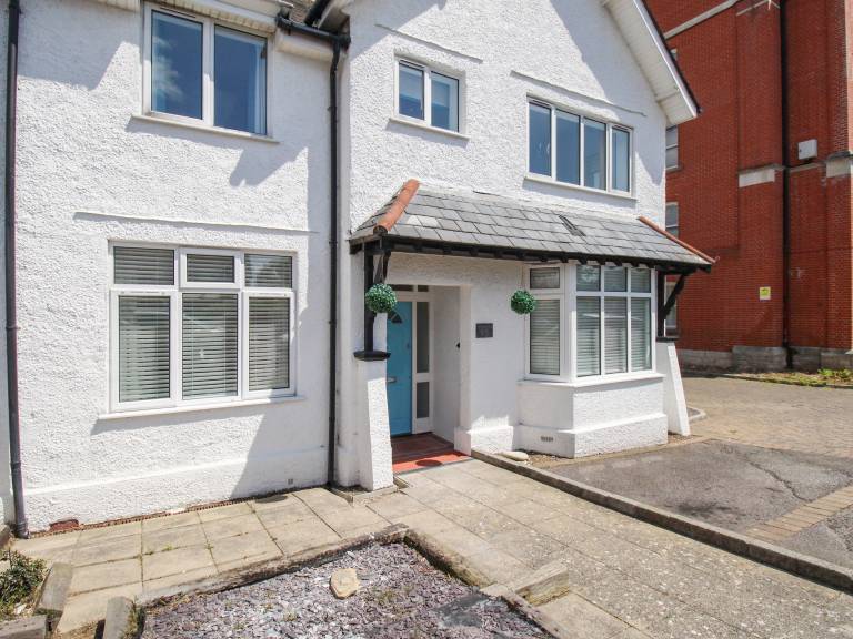 Cottage with yard | Beach view in Weymouth