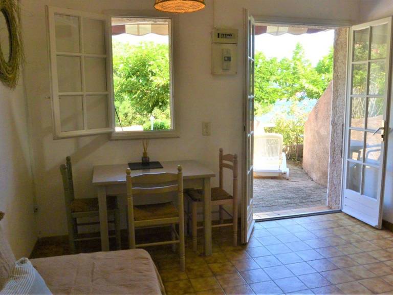 House with grill — photo 4