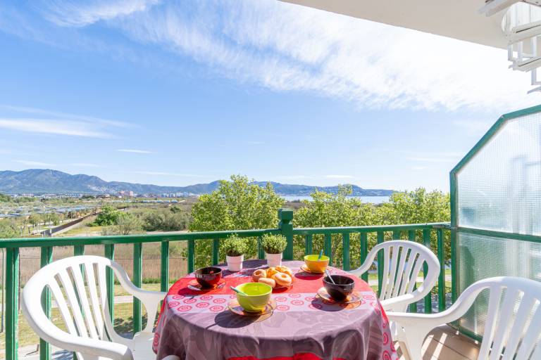 Lovely holiday apartment with garden & terrace | Next to the beach | Pets are welcome in Roses