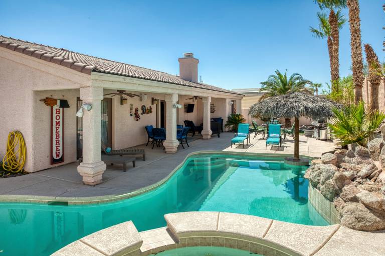 Vacation home with barbeque & private pool — photo 3