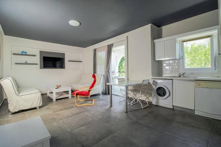 Fully equipped lovely apartment with pool & yard | Close to the beach | Pet-friendly — photo 2