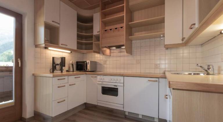 Rental apartment with BBQ & yard — photo 3