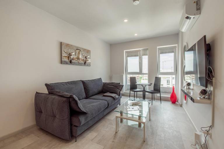 Rental apartment with jacuzzi, sauna & pool | Water view in Bucharest