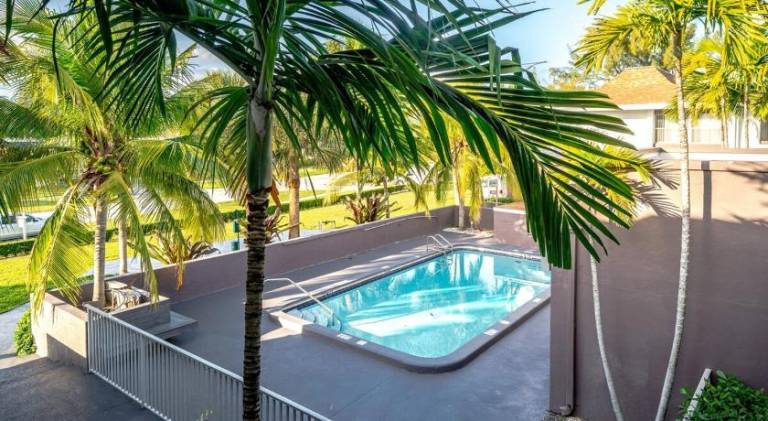 Apartment with pool — photo 4