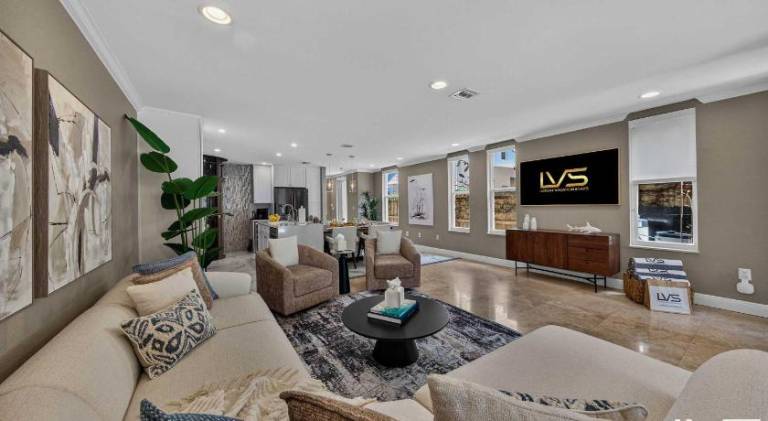 Big vacation home with pool | Next to Las Olas Boulevard | Good for workation | Pets allowed — photo 4