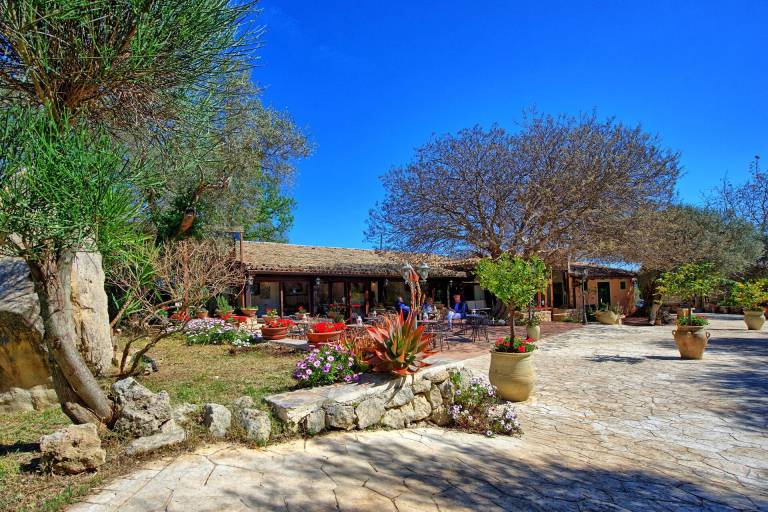 Family-oriented villa with garden, private pool & barbecue | Pets are welcome — photo 2