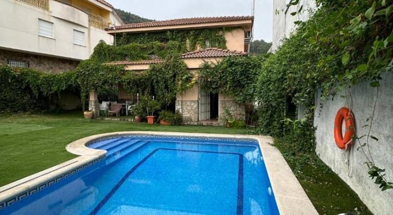 Villa with grill, terrace & jacuzzi in Cáceres