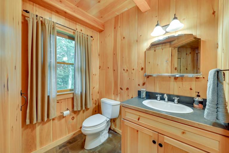 Lakefront Westhampton Cabin w/ Beach + Kayaks! — photo 5