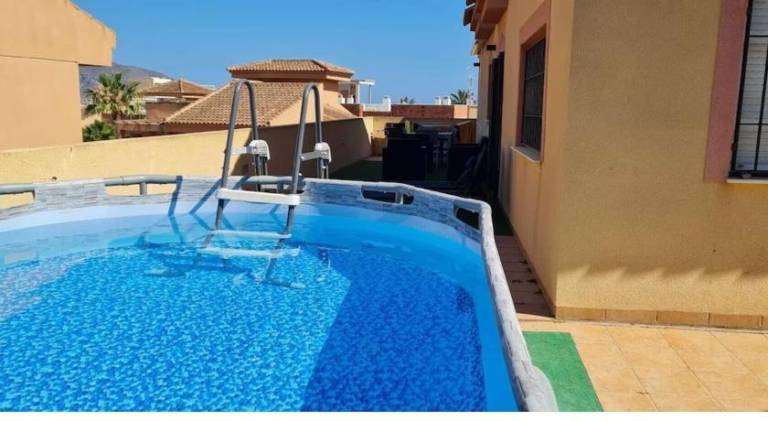 House with pool — photo 3
