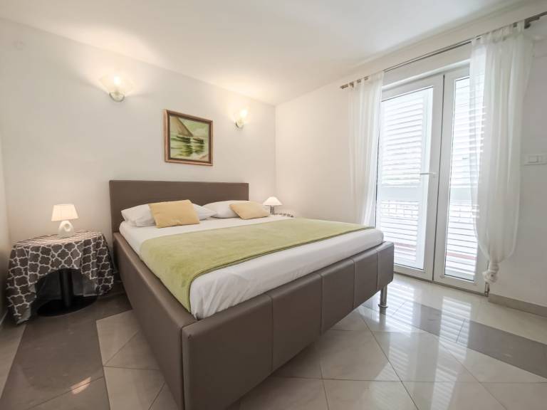 Three bedroom apartment with terrace Makarska (A-20700-a) — photo 4