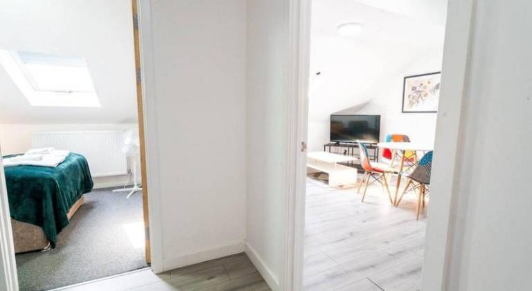 3 Bedroom Flat, Walking Distance to City Centre & Amazing Food at your door step in Cardiff