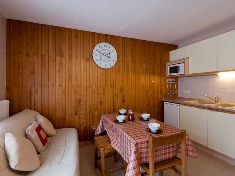 Studio for 5, Central, South Balcony, Elevator - Brides-les-Bains — photo 4