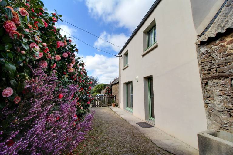 Gite with patio, garden & grill in Morlaix