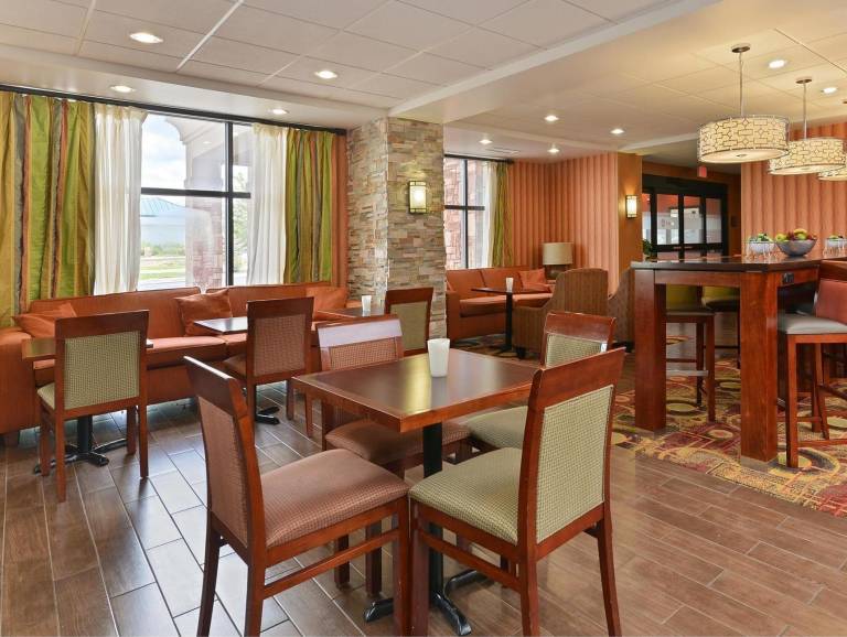 Hampton Inn Muscatine — photo 2