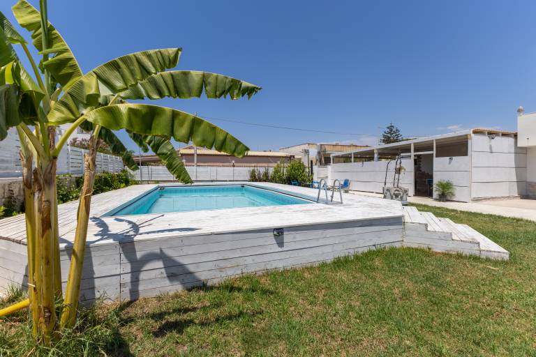 Apartment with barbeque, pool & fast internet | Garden view | Beach nearby | Pet-friendly in Syracuse