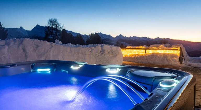 Chalet with hot tub — photo 4