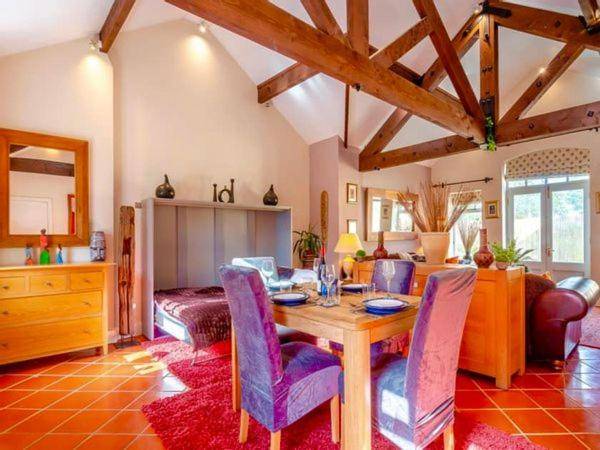 Charming house with barbecue, hot tub & yard | Pet-friendly — photo 3
