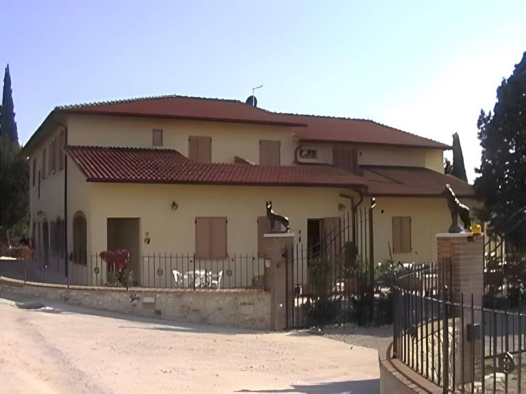 Serviced apartment with patio, garden & hot tub | Suitable for remote work in Asciano