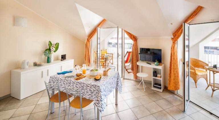 Serviced apartment with barbecue, garden & patio — photo 3