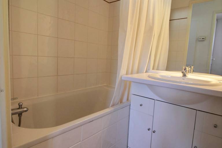 Bright apartment with balcony close to ski slopes — photo 5