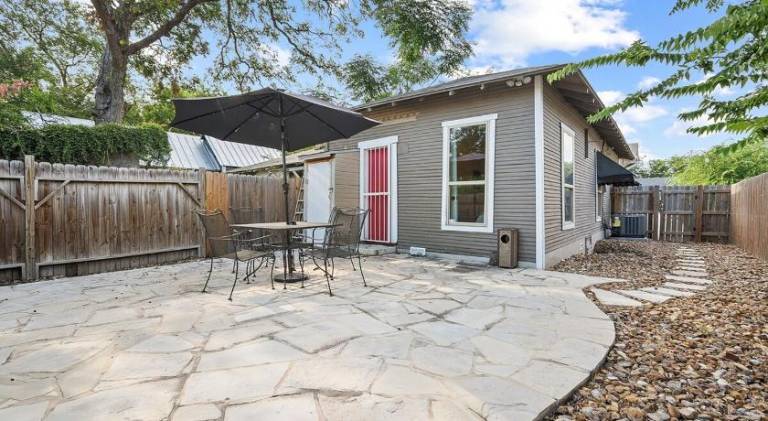 House with jacuzzi — photo 5