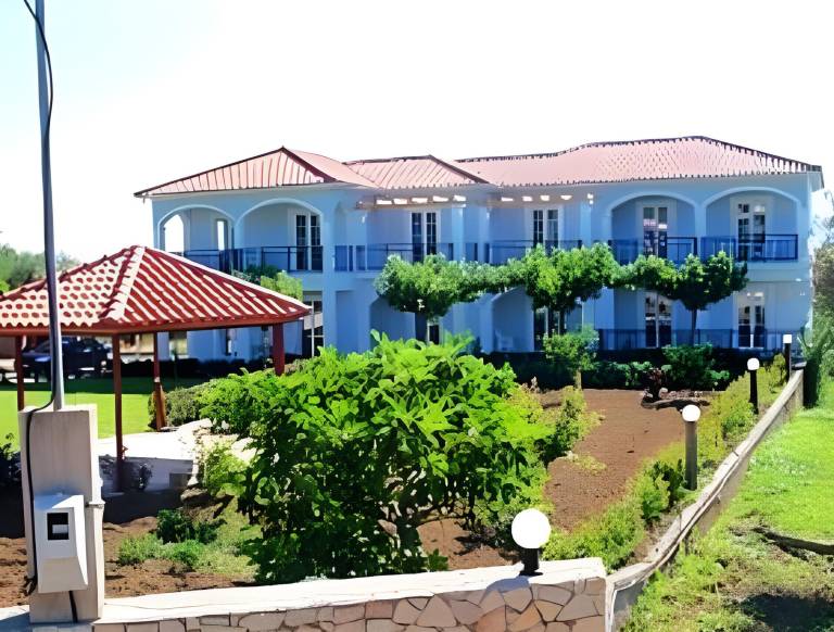 Rental apartment with patio, yard & barbecue in Zakynthos