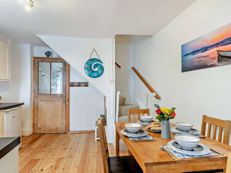 Cottage with yard | Water view — photo 5