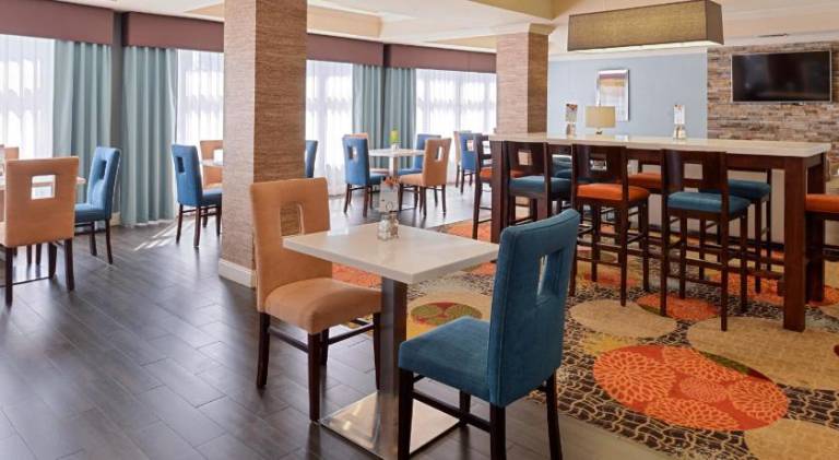 La Quinta Inn & Suites by Wyndham Bessemer — photo 4
