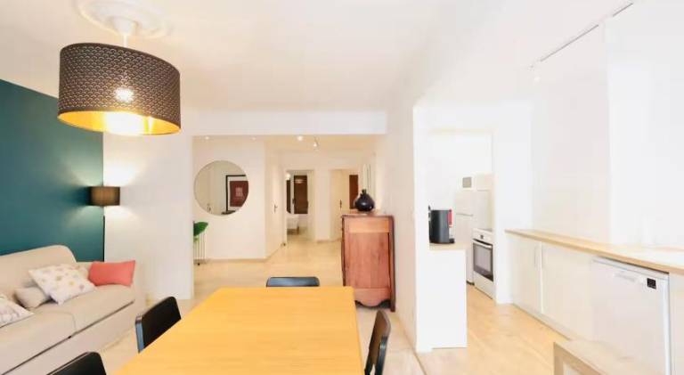 Appartement T3 lumineux - 6 pers - Hypercentre - Climatise - Gare SNCF a 200 m - Parking prive - Mer in Antibes