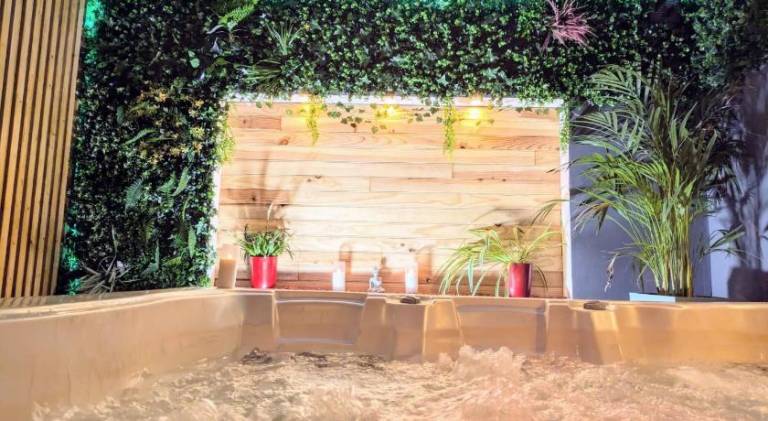 Apartment with jacuzzi, pool & sauna — photo 4