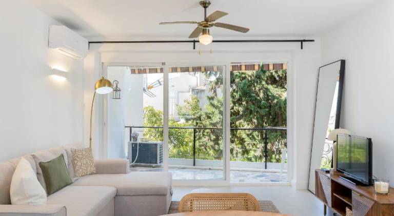 Rental apartment with patio — photo 2