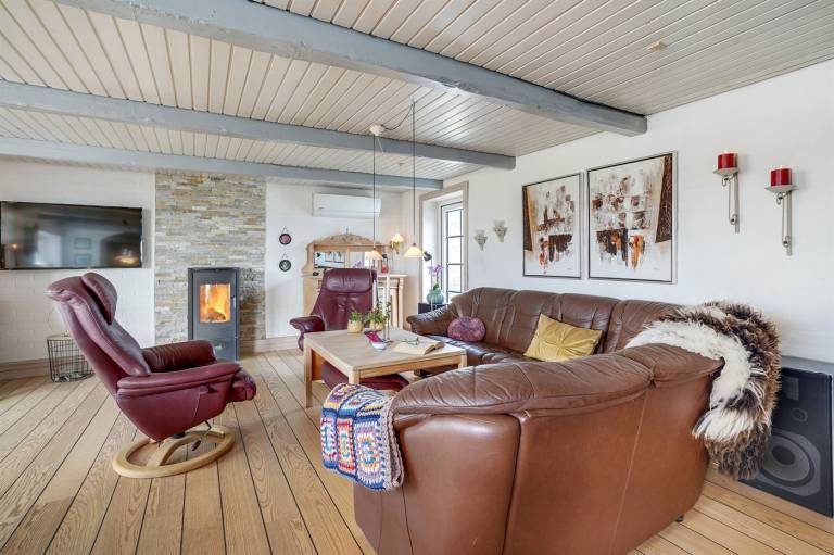 Child-friendly lovely vacation home with patio & hot tub | Pet-friendly — photo 4