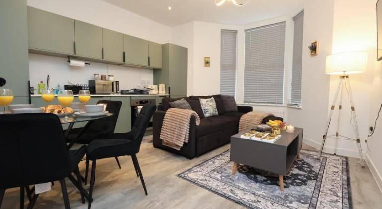 Newly Built Stylish & Central 2-Bedroom 2-Bathroom Apartment - Cardiff City Centre — photo 3