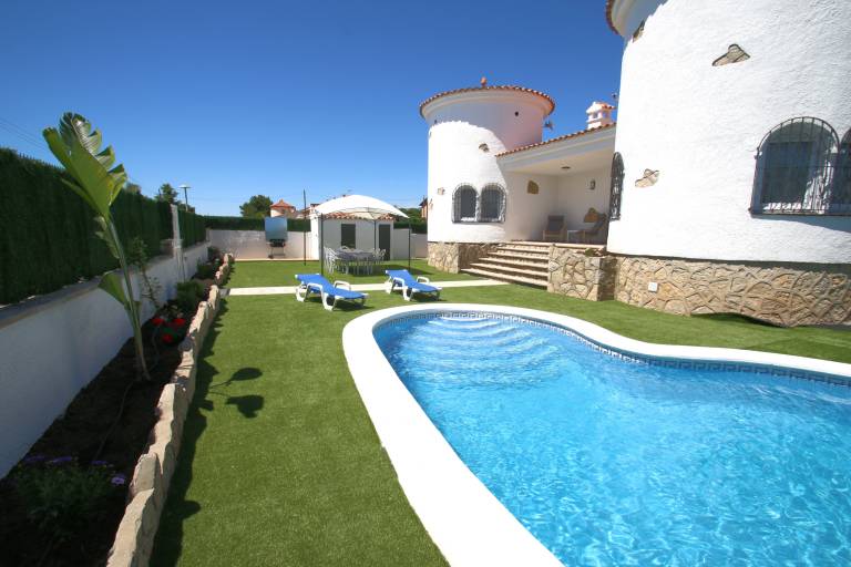 Family-oriented spacious villa with private pool, BBQ & patio | Pets allowed — photo 3