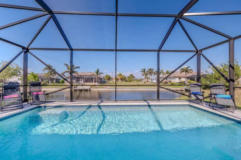 Fully equipped villa with private pool, fast internet & barbecue | Water view | Perfect for remote work | Pets are welcome in Cape Coral, FL