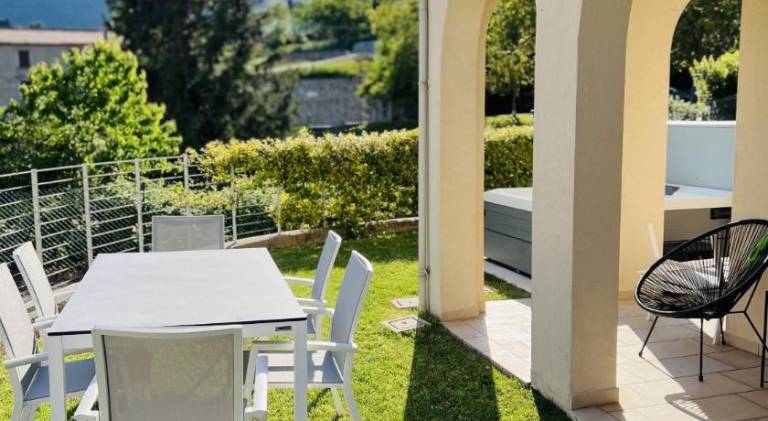 Rental apartment with pool & hot tub in Tignale