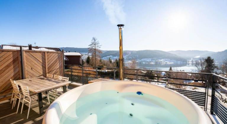 Rental apartment with hot tub, terrace & yard — photo 3