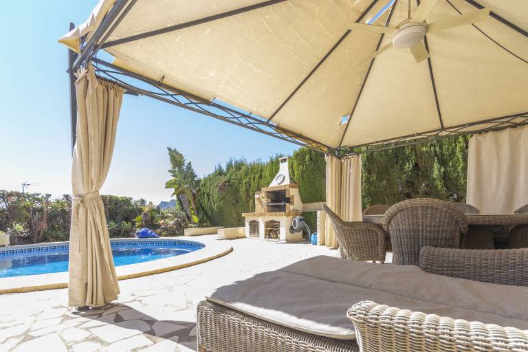 Villa with barbeque, patio & yard | Water view — photo 3
