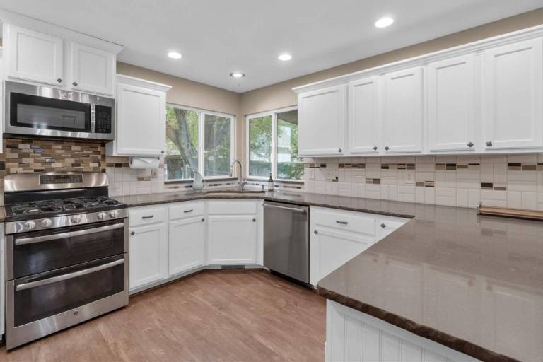 House with grill | River view — photo 4