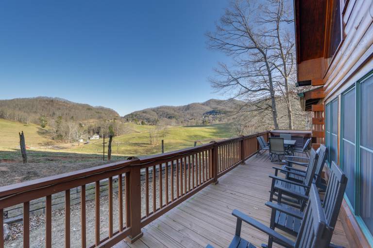 Deck & Mtn Views! Luxe Log Cabin in Waynesville — photo 2