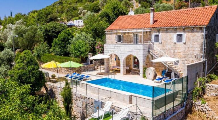 Vacation home with pool, garden & terrace — photo 2