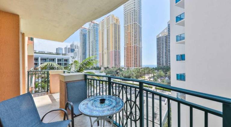 Spacious apartment with pool | Close to the beach | Pets are welcome in Aventura, FL