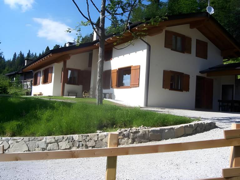 Rental apartment with BBQ & garden in Ledro