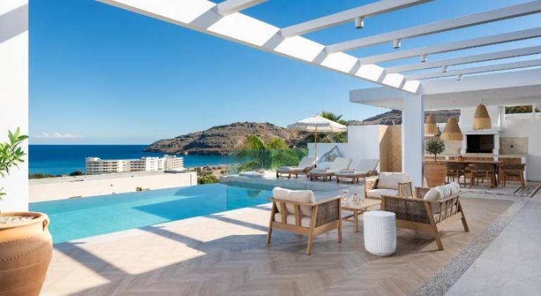 Villa with private pool, grill & yard — photo 3