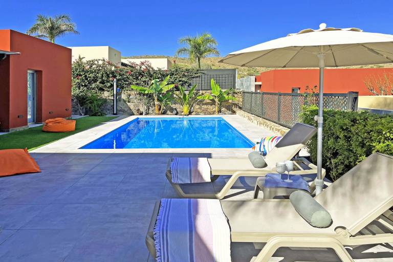 Vacation home with private pool, barbecue & terrace — photo 3