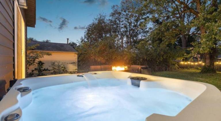 Vacation home with jacuzzi | Pets are welcome — photo 5