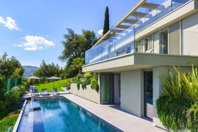 Villa Acquariva Heated Private Pool, Lake View, Wi-Fi, Air Conditioning in Gardone Riviera
