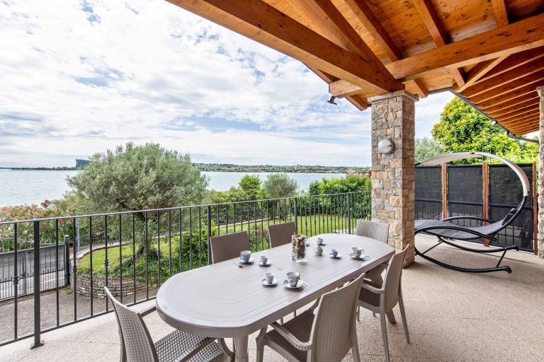 Holiday apartment with patio & garden | Beach view — photo 3